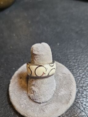 Guess Cream and Silvertone  Inlay Wide Band Ring Size 6/ 6.5